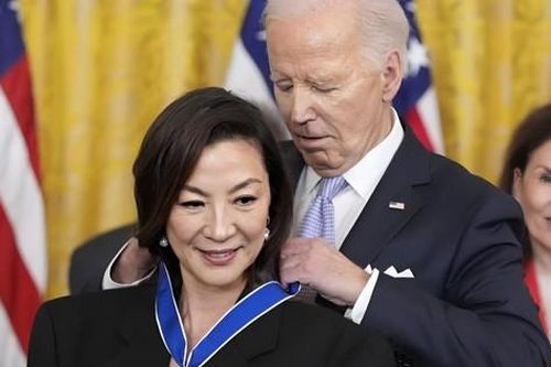 Tổng thống Joe Biden trao huân chương cho Dương Tử Quỳnh tại Nhà Trắng