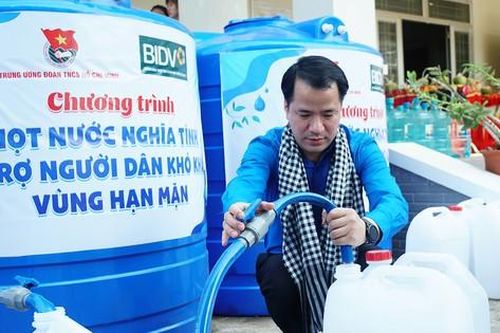 Trung ương Đoàn trao tặng hơn 2 tỷ đồng giúp người dân vùng hạn mặn Bến Tre