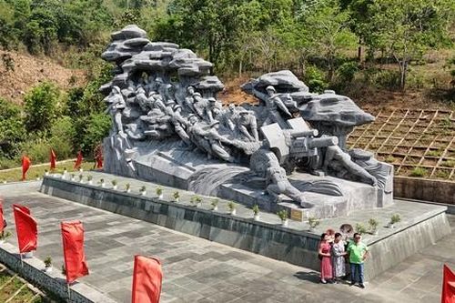 Cụm tượng đài vinh danh những anh hùng kéo pháo vào trận địa Điện Biên Phủ