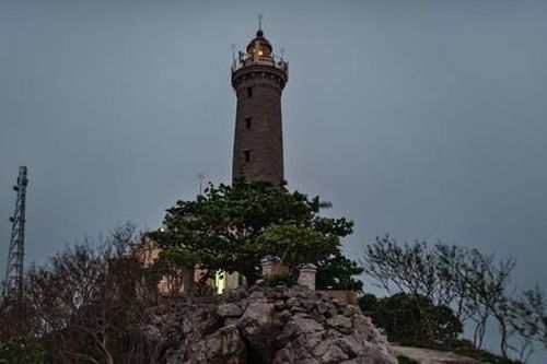 Tận thấy ngọn hải đăng cổ 'mắt ngọc Long Châu' ở Việt Nam
