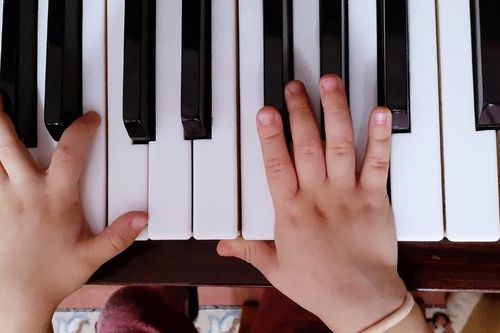 Bi hài cho con học năng khiếu ngày hè: 2 năm chơi được 'nhõn' 2 bản nhạc