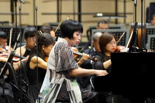 Thưởng thức tiếng đàn của nghệ sĩ piano Bích Trà - con gái NSND Trà Giang