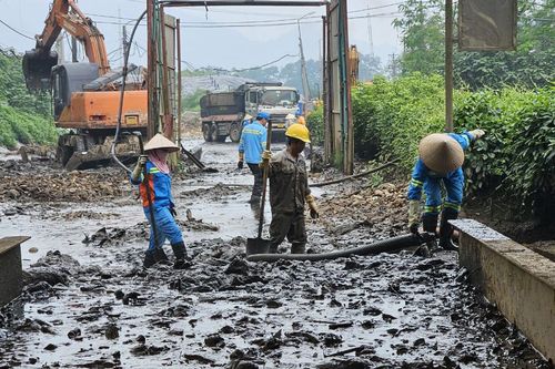 Hà Nội: Sạt bờ bao chứa bùn thải ở bãi rác Nam Sơn