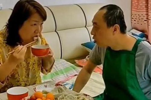 Ly hôn hơn 10 năm, người phụ nữ quay lại giúp chồng cũ một việc cảm động