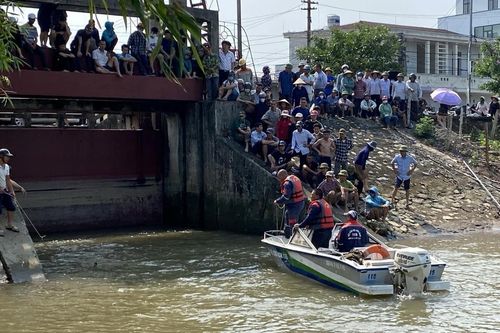 Lật thuyền đánh cá trên sông, 2 vợ chồng ở Nam Định tử vong