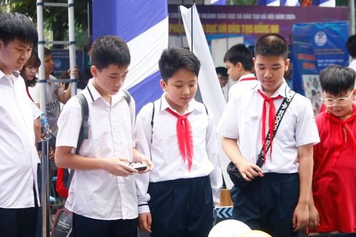 Học sinh Hà Nội 'khoe tài' với robot tự chế