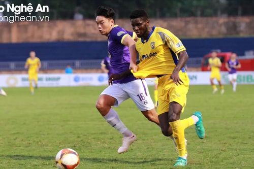 Sông Lam Nghệ An chia điểm với Hà Nội FC trên sân Vinh