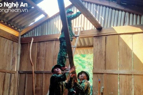 Bộ đội Biên phòng Nghệ An hỗ trợ người dân khắc phục hậu quả lốc xoáy