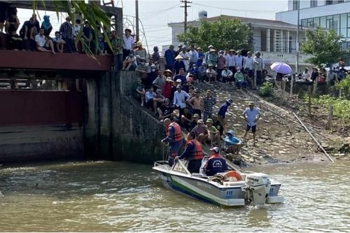 Tìm thấy thi thể hai vợ chồng bị lật thuyền trên sông Ninh Cơ