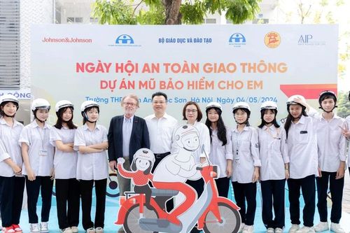 Đội mũ bảo hiểm đạt chuẩn giảm tới 42% nguy cơ tử vong tai nạn giao thông