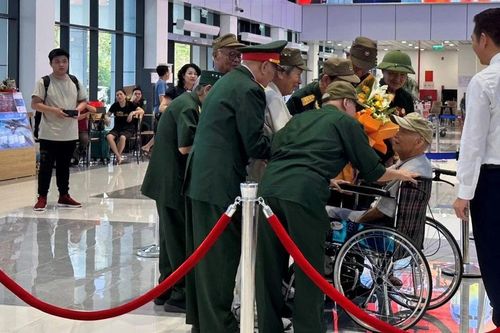 Lượng khách đi, đến Sân bay Điện Biên tăng gấp 5 lần so với ngày thường