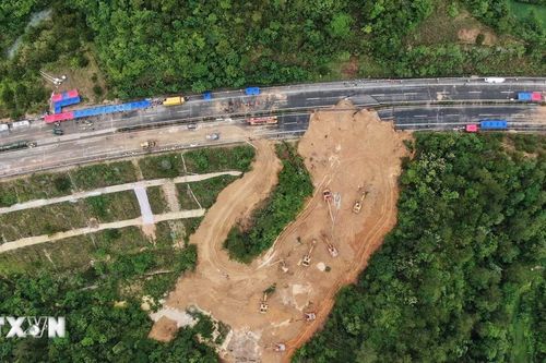 Trung Quốc: Tài xế dũng cảm lái xe chắn đường ngăn đoàn xe lao xuống điểm sạt lở