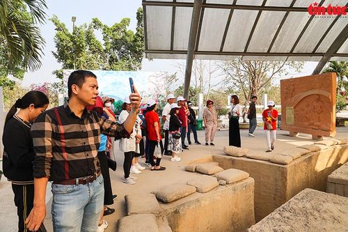 Thăm lại căn hầm nơi bắt sống tướng Đờ Cát cách đây 70 năm