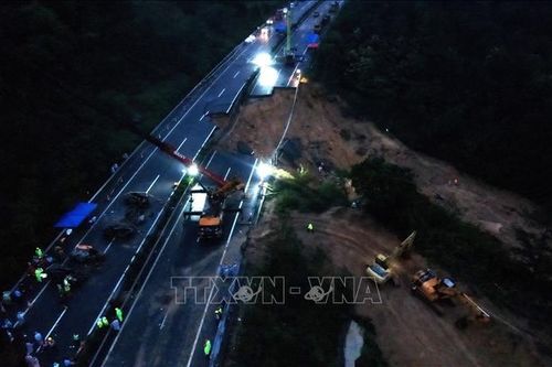 Một lái xe tải dũng cảm giúp giảm thiểu thương vong trong vụ sạt đường cao tốc Trung Quốc