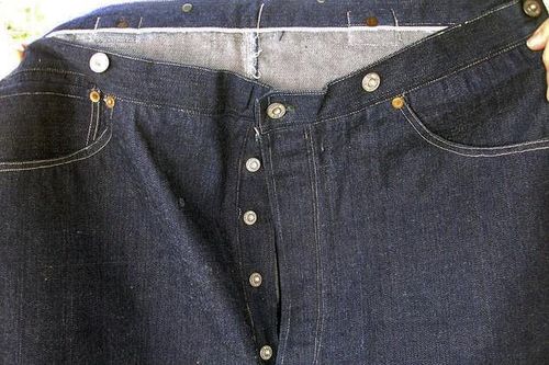 Người đàn ông xuống tiền mua chiếc quần jean cũ với giá 2,5 tỷ đồng