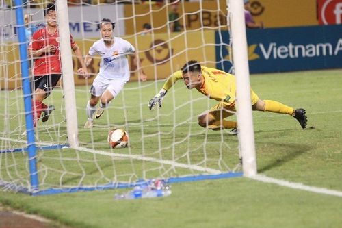 Nguyễn Filip mắc lỗi 'gà đẻ trứng', CAHN thua ngược Nam Định
