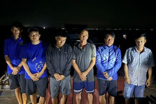 Bắt quả tang nhóm đối tượng dùng người nhái thăm dò, khai thác cát trái phép
