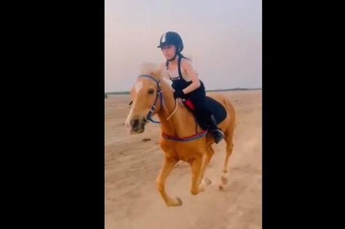 Clip: Bé gái 9 tuổi cưỡi ngựa phi nước đại, thần thái khiến người xem không thể rời mắt