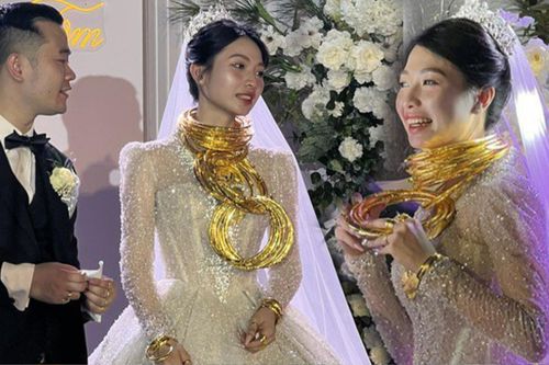 Cô dâu Hà Tĩnh đeo 30 kiềng vàng trị giá 1.3 tỷ, cười nhẹ nhàng mà ai cũng thấy tỏa sáng như vì sao