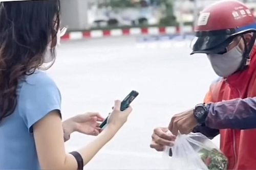 Tốt bụng tặng đồ ăn cho shipper, cô gái nhận cuộc gọi dằn mặt vì nghi là tiểu tam