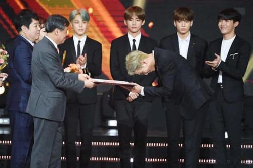 Yêu cầu hủy bỏ bằng khen của BTS