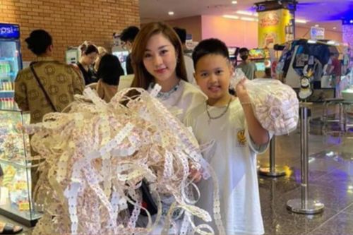 Vợ TiTi khoe ảnh du lịch sau đám cưới, tỏ thái độ với con riêng của chồng gây sốc