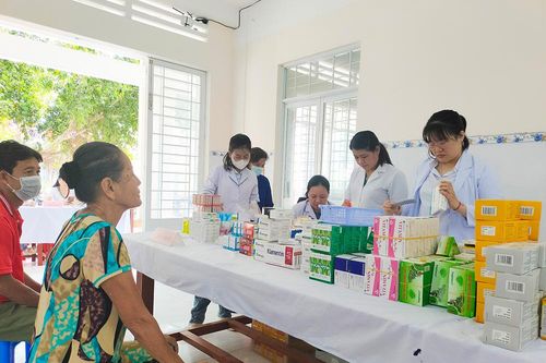 Khám bệnh, cấp thuốc miễn phí và tặng quà cho người dân phường Nhơn Hưng