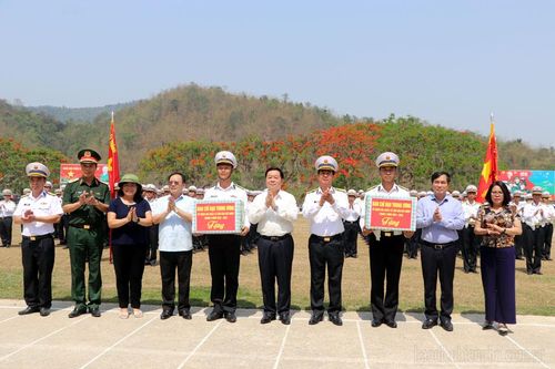 Đồng chí Nguyễn Trọng Nghĩa thăm, tặng quà lực lượng phục vụ và tham gia diễu binh, diễu hành