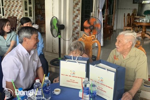Phó bí thư thường trực Tỉnh ủy Hồ Thanh Sơn thăm, tặng quà chiến sĩ Điện Biên tại huyện Tân Phú