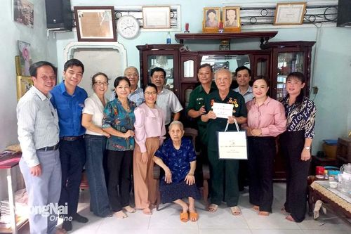 Phó trưởng ban thường trực Ban Tuyên giáo Tỉnh ủy Nguyễn Thị Hồng Trang thăm, tặng quà các chiến sĩ Điện Biên