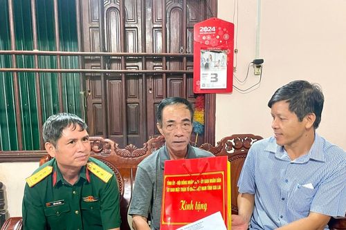Phó Chủ tịch Ủy ban MTTQ Việt Nam tỉnh Gia Lai thăm, tặng quà chiến sĩ Điện Biên