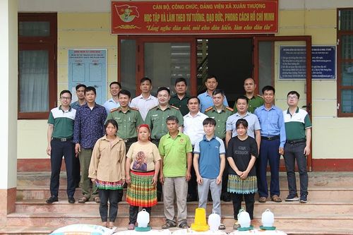Công an tỉnh tặng gà giống cho 5 hộ dân có hoàn cảnh đặc biệt khó khăn