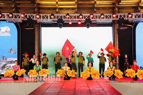 Chương trình giao lưu văn nghệ 'Âm vang Điện Biên'