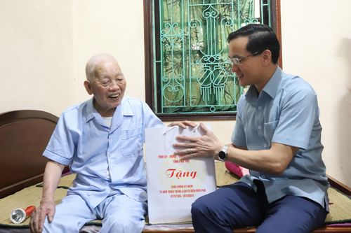 Thăm, tặng quà tri ân các gia đình liệt sĩ, chiến sĩ Điện Biên, dân công hỏa tuyến