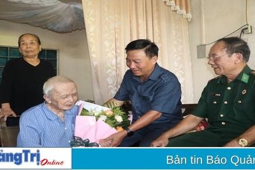 Chủ tịch Ủy ban MTTQ Việt Nam tỉnh Đào Mạnh Hùng thăm, tặng quà tri ân cựu chiến sĩ Điện Biên