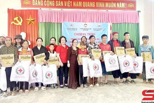 Hội Chữ thập đỏ huyện Thường Tín thăm, tặng 250 suất quà cho người nghèo xã Chiềng Khừa