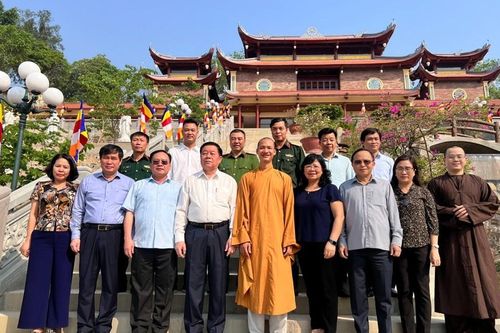 Điện Biên: Trưởng ban Tuyên giáo T.Ư thăm, dâng hương tại chùa Linh Quang