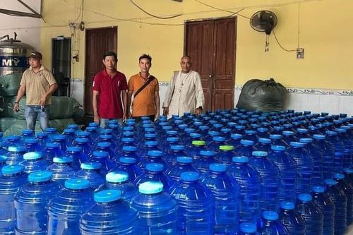 Chùa Tâm Thành hỗ trợ 11.000 bình nước tinh khiết đến vùng hạn mặn tại Tiền Giang, Bến Tre, Cà Mau