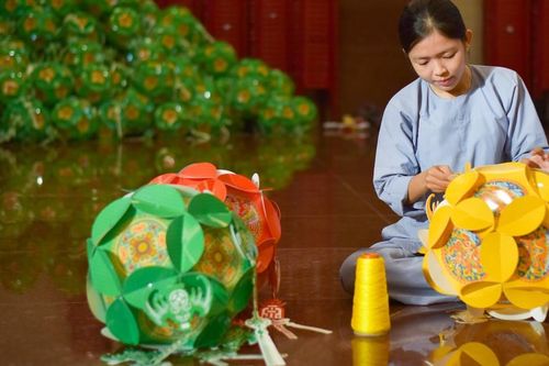 Phật tử TP.HCM hân hoan làm lồng đèn cúng dường Đại lễ Phật đản Phật lịch 2568