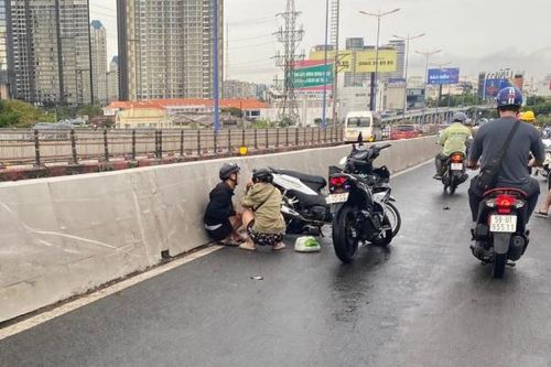 Nhiều sự cố do mưa, dông lốc tại TP Hồ Chí Minh