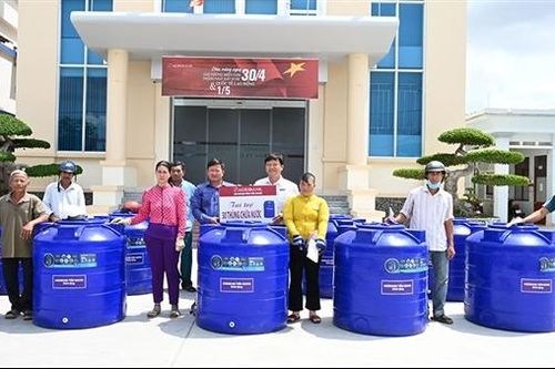 Đong đầy nghĩa tình Agribank Tiền Giang với người dân vùng hạn, mặn huyện Tân Phú Đông