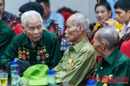 Gặp mặt 13 chiến sĩ Điện Biên ở lại Mường Ảng phát triển kinh tế