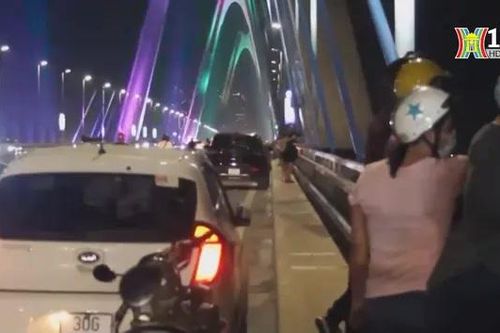 Khuyến cáo người dân không dừng, đỗ trên cầu Nhật Tân