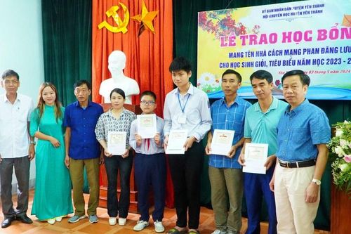 Trao học bổng Phan Đăng Lưu cho học sinh tiêu biểu Nghệ An