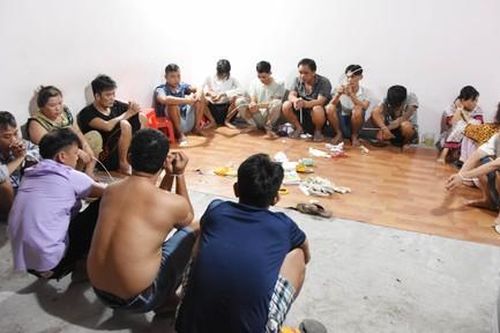 Bắt 18 đối tượng lắc tài xỉu trong quán nước giải khát, thu giữ 200 triệu đồng