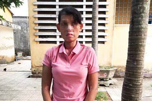 Khởi tố nữ khách hàng vờ 'chờ chồng' để lừa tiền chủ tiệm vàng