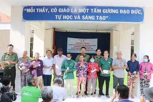 Khám bệnh, cấp thuốc và trao tặng 250 phần quà cho người dân vùng biên