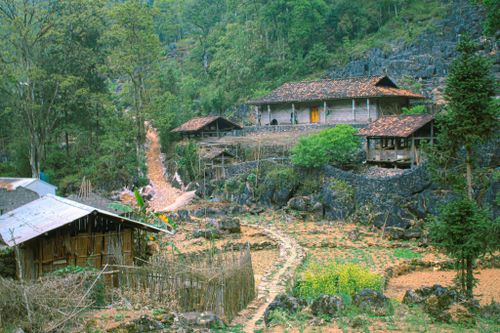 'Ngôi làng địa ngục' ẩn hiện giữa núi đồi Hà Giang: Đẹp mộng mị hớp hồn du khách