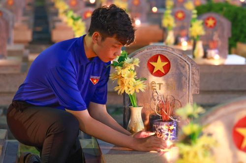 Thắp nến tri ân các Anh hùng Liệt sỹ tại Nghĩa trang Liệt sỹ A1