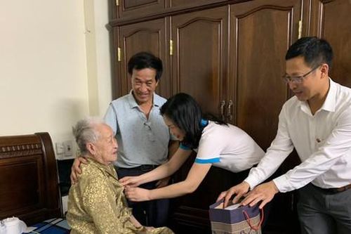 Đan Phượng: Thăm, tặng quà 2 nữ cấp dưỡng tham gia chiến dịch Điện Biên Phủ